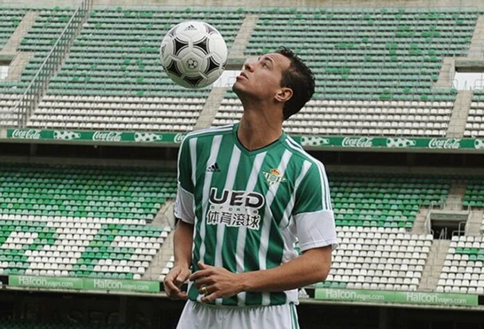 Em 2016 o Betis interferiu em uma batalha judicial entre o Santos e Leandro Damião para contar com o artilheiro. Mas o centroavante falhou no clube espanhol e não valeu o investimento. 