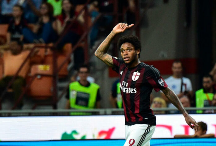 Hoje no Palmeiras, o atacante Luiz Adriano foi contratado pelo Milan com status de ídolo em 2016. Afinal de contas vinha arrebentando no Shakhtar Donetsk. Foram apenas seis gols na temporada italiana. 