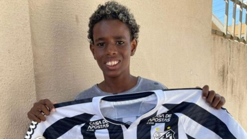 Na última quarta-feira (16), o garoto Luiz Eduardo, de 11 anos, foi vítima de injúria racial durante uma partida entre escolas de futebol em Caldas Novas, interior de Goiás. Após deixar o campo chorando, em vídeo feito pelo time, ele conta o ocorrido: "O cara falava assim 'Fecha o preto aí, ó!' Aí eu aguardei para falar no final com os pais. Falou um 'tantão' de vezes". O autor do racismo é o técnico do time adversário.