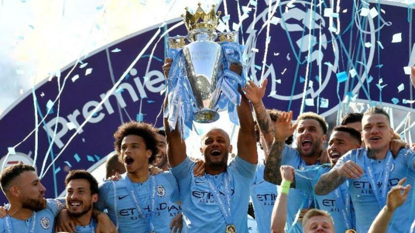 Manchester City (14 títulos) - Foram 14 canecos do Manchester City. Foram quatro títulos da Premier League, 5 Copas da Liga Inglesa, 3 Supercopas da Inglaterra e 2 Copas da Inglaterra.