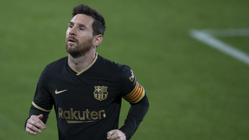  Lionel Messi foi considerado o jogador de futebol mais bem pago no ano de 2020. Segundo informações da Forbes, o argentino recebe um salário anual de 92 milhões de euros (R$ 586,96 milhões). O prêmio da Mega da Virada conseguiria ser usado para pagar o salário de Messi por apenas um semestre. Será que ele teria espaço no seu time?