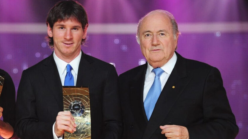 Já em 2010, Lionel Messi venceu o primeiro prêmio conjunto da 'France Football' e da FIFA. O argentino desbancou Cristiano Ronaldo e Xavi Hernández e levou o prêmio para casa.