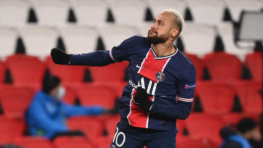 ESQUENTOU - Neymar está próximo de renovar seu contrato com o Paris Saint-Germain e o acordo pode acontecer ainda nesta semana, segundo o jornalista Marcelo Bechler e a ESPN. O brasileiro, que possui vínculo com a equipe francesa até 2022, assinaria pelas próximas quatro temporadas. 