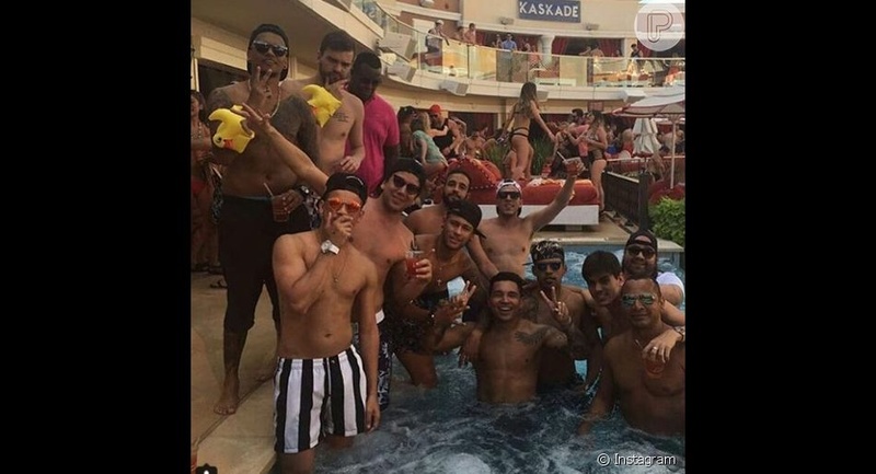 Enquanto a seleção brasileira perdia para o Peru em Boston e dava adeus à Copa América Centenário em 2016, Neymar se divertia em uma festa em Las Vegas. Em imagens que viralizaram na internet, o craque aparece ao lado de modelos e de seus parças. Neymar teve seu comprometimento com a Seleção questionado e se irritou.