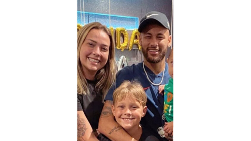Ainda no início da carreira como jogador profissional, Neymar também teve um relacionamento com a modelo Carol Dantas, com quem teve seu filho Davi Luca, hoje com 9 anos. Apesar de estarem separados há anos, os dois mantém uma boa relação em prol do filho.