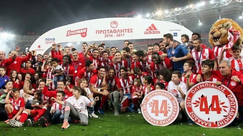 Olympiacos (12 títulos) - O Olympiacos ganhou 8 títulos do Campeonato Grego e 4 Copas da Grécia. 
