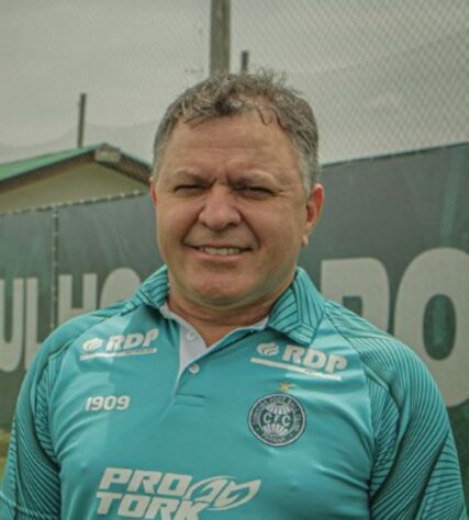 FECHADO - No último domingo, após o revés para o Sport, a diretoria mandou embora Rodrigo Santana e tentou a contratação de Mozart, que está em bom momento no CSA. Com a recusa do treinador, o jeito foi apostar em Pachequinho.  De acordo com a repórter Nadja Mauad, o presidente Samir Namur não quis ir atrás de outro comandante e definiu que o auxiliar fica no posto de interino nos dois últimos jogos de 2020.