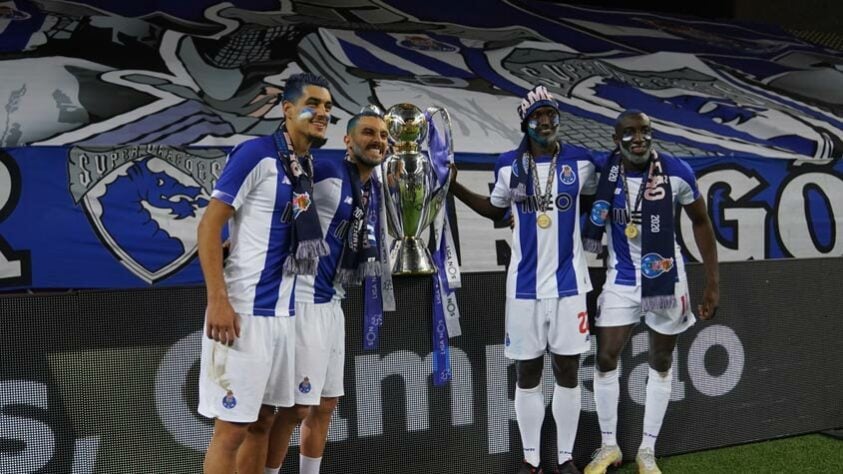 Porto (10 títulos) - O Porto ganhou 5 vezes o título português, 4 vezes a Supertaça de Portugal e 1 vez a Taça de Portugal. 