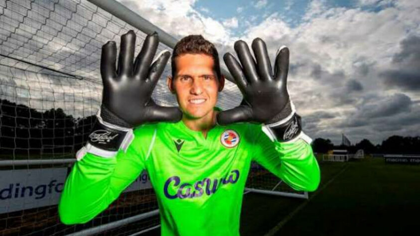 NO RADAR - O Cruzeiro iniciou a busca por um goleiro para o lugar de Fábio, que deixou o clube recentemente. E o nome do momento é de Rafael Cabral, ex-Santos, de 31 anos,  que está no Reading, da Inglaterra. O negócio ainda está na fase de conversas entre jogador e o clube azul. 