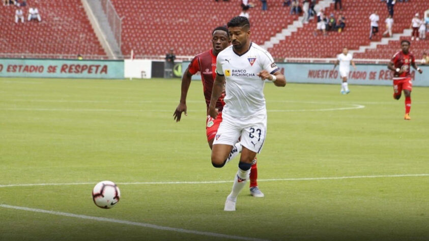 ESQUENTOU - Em baixa na LDU, o Ex-Botafogo, Rodrigo Aguirre, que já esteve perto de sair da Liga de Quito, vê o seu nome ser ventilado em possível negociação com o Vélez Sarsfield. Atualmente, o seu acordo com a LDU vai até dezembro de 2021, mas o alto salário pesa contra o jogador, pois a diretoria quer reduzir os custos mensais.