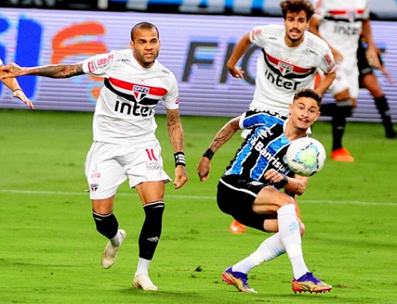 O São Paulo perdeu para o Grêmio na noite desta quarta-feira, pelo jogo de ida da semifinal da Copa do Brasil, por 1 a 0, na Arena do Grêmio. Daniel Alves foi o destaque do tricolor paulista na partida, sendo o mais participativo do time. Confira as notas do São Paulo no LANCE! (por Redação São Paulo) 