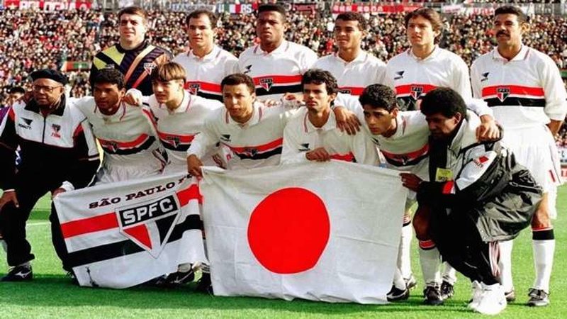 São Paulo x Milan - 1993 -Em 12 de dezembro de 1993, o São Paulo conquistou o bicampeonato mundial de clubes, comandado por Telê Santana, a equipe provou que o Brasil poderia estar novamente no topo quando todo mundo duvidava. O São Paulo dos mundiais do Japão se mostrou competente ao vencer times violentos e fechados da América do Sul na Libertadores. Na final do Mundial, derrotou o poderoso Milan por 3 a 2. 