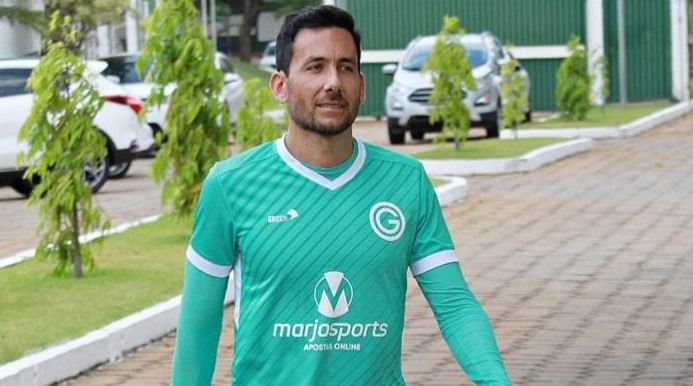 A equipe do Goiás estampa a marca da empresa MarjoSports como patrocinadora master. Segundo o jornalista Matheus Silva, o valor gira em torno de R$ 2,3 milhões anuais. 