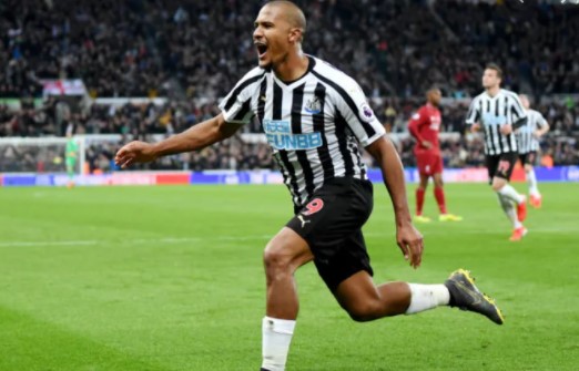 ESQUENTOU - Com passagens por West Bromwich Albion e Newcastle, Salomón Rondón, nascido em Caracas, conversou com a agência de notícias EFE e reforçou o seu desejo de atuar no Boca Juniors. Aos 31 anos, Salomón Rondón defende as cores do Dalian, da China, e tem mais dois anos de contrato com o time asiático.