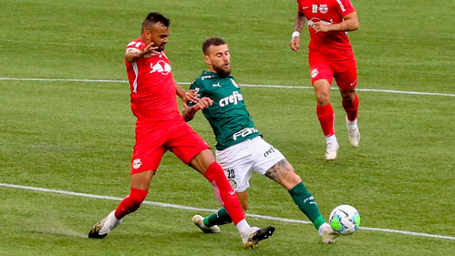 Red Bull Bragantino: Sobe: Criação de muitas chances – Em pleno Allianz Parque, o Bragantino pressionou muito intensamente o Palmeiras, terminou com cerca de uma centena de passes trocados a mais do que o Verdão e teve 21 finalizações ao todo. / Desce: Falta de eficiência – O Massa-Bruta criou inúmeras oportunidades, mas desperdiçou todas e pagou caro com a derrota. Precisa de mais pontaria para aumentar a eficiência ofensiva.