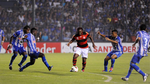 Mais uma eliminação com requintes de crueldade, decidida nos minutos finais de um grupo formado por Lanús, Emelec e Olímpia. Após tropeços nas primeiras rodadas, o Flamengo esteve próximo de avançar de fase, mas um gol do Emelec diante do Olimpia, já nos acréscimos da última rodada, decretou nova eliminação rubro-negra.