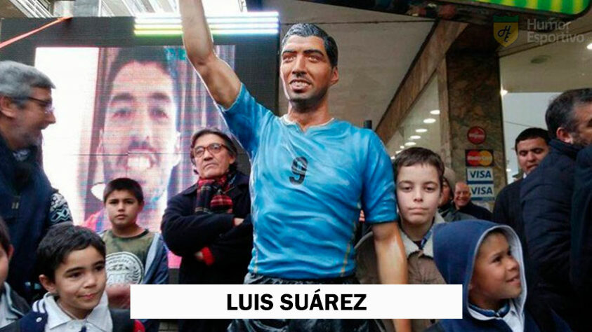 Talvez uma das esculturas mais estranhas do futebol: homenagem a Luis Suárez no Uruguai.