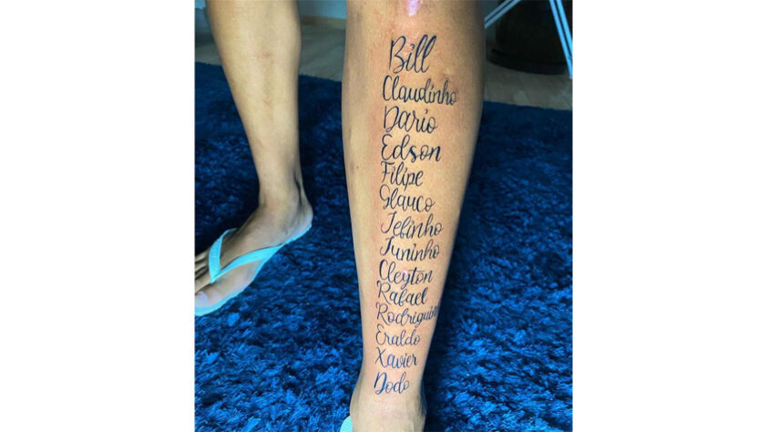 Deyverson inovou na ideia e colocou o nome de seus amigos em sua perna.