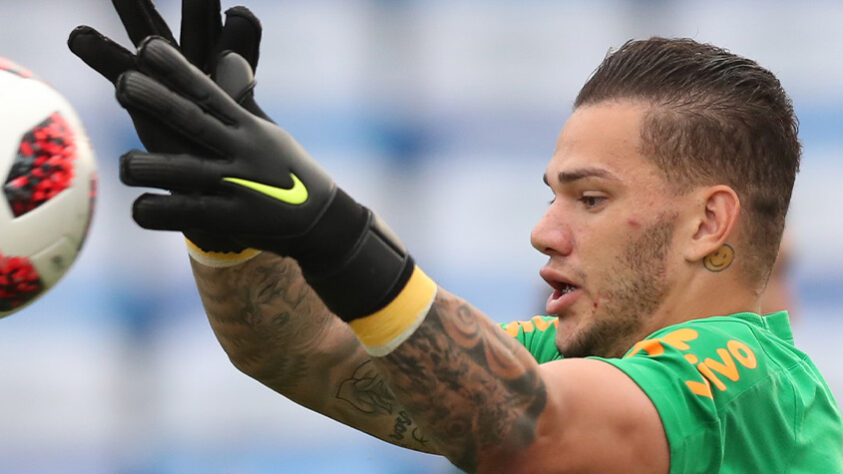 Ederson, goleiro do Manchester City e da Seleção Brasileira, possui um rosto feliz em amarelo embaixo da sua orelha.