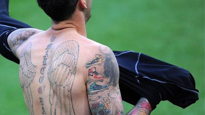 Materazzi tem uma coleção de tênis tatuada no braço. Será que o zagueiro tem uma coleção de calçados?