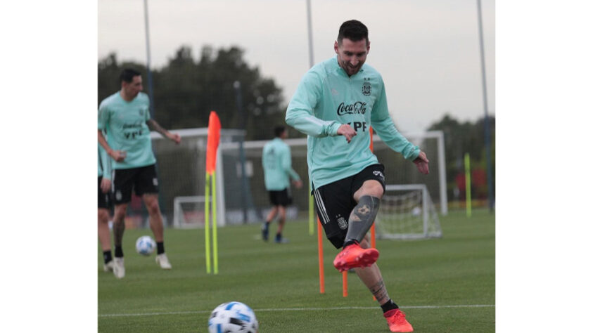 ESQUENTOU - Lionel Messi revelou o desejo de jogar futebol nos Estados Unidos, em entrevista ao jornalista Jordi Évole para o canal “La Sexta”. O argentino foi especulado para atuar na Major League Soccer na equipe que pertence ao grupo que também é dono do Manchester City. No entanto, o camisa 10 afirmou que seu futuro ainda não está decidido.