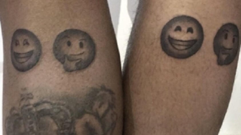 Neymar também quis colocar algumas carinhas em seu corpo e combinou com um de seus 'parças' de tatuarem dois emojis na perna.