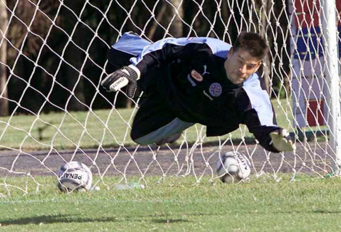 Tavarelli - O goleiro paraguaio chegou ao Grêmio em 2004 e ficou marcado como o goleiro do rebaixamento do Imortal,