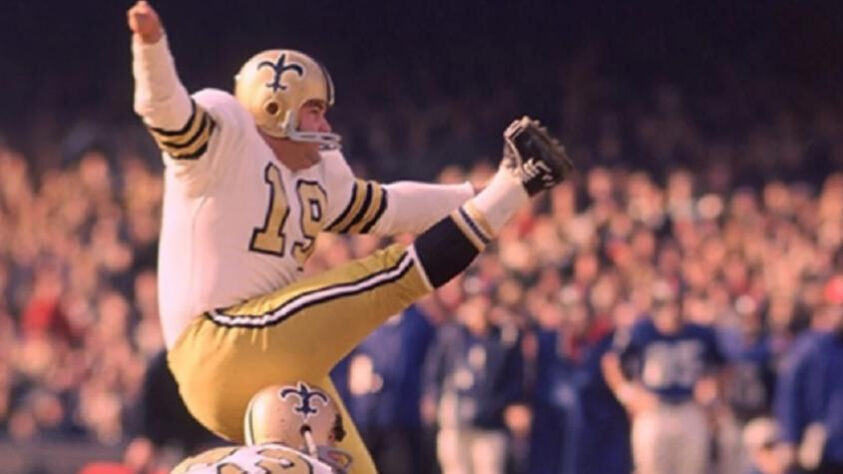 Tom Dempsey, ex-jogador de futebol americano, morreu no dia 5 de abril, aos 73 anos. Ele se tornou uma lenda do esporte ao se tornar recordista por um chute de 63 jardas (57 metros), dado em 1970, quando jogava pelo New Orleans Saints. Tom foi o detentor do recorde na NFL até o ano de 2013. 