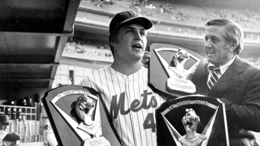 Tom Seaver, ex-jogador de beisebol, faleceu em setembro, com coronavírus. O astro do New York Mets estava com 75 anos.