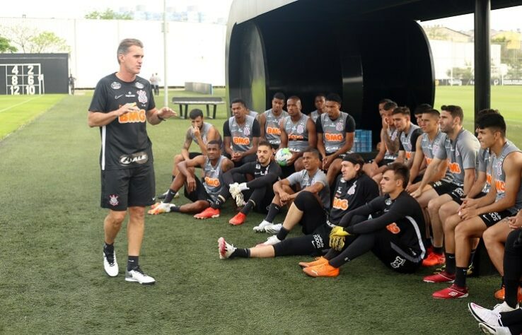 Outubro - Com Dyego Coelho no comando de forma interina, o time não deu sinais de reação e acabou na zona de rebaixamento do Brasileirão. Com isso, o Corinthians foi buscar Vagner Mancini para recuperar a equipe na competição. O técnico venceu três dos quatro jogos da equipe no campeonato naquele mês.