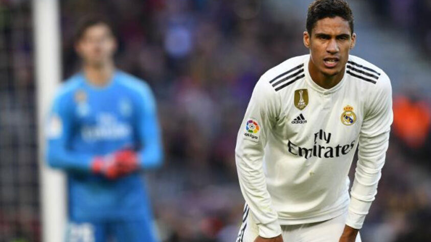 ESQUENTOU - Segundo o jornalista Ekrem Konur, o Real Madrid já tem conversas com Varane para renovar o contrato do zagueiro com o clube. Liverpool e Manchester United aparecem como interessados no zagueiro francês.