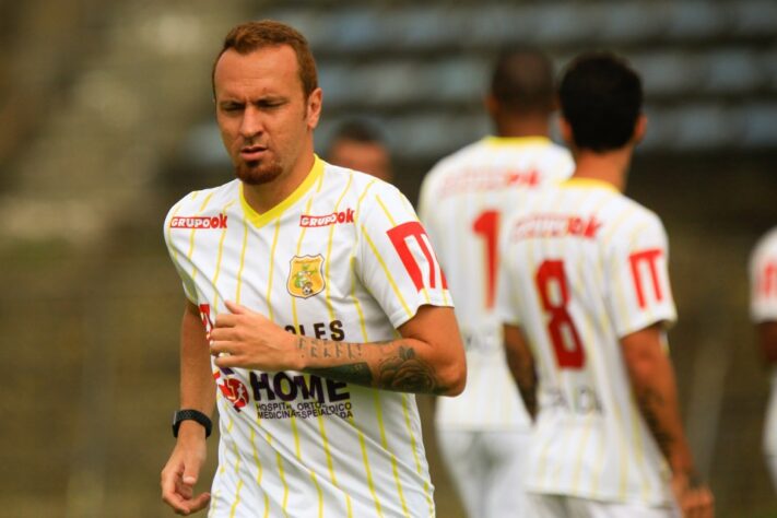 Zé Love (34 anos) - Atacante - Time: Brasiliense (Série D) - Ganhou Copa do Brasil e Libertadores pelo Santos no início da década passada. Também passou pelo futebol italiano, chinês e árabe. Tem vínculo com o Brasiliense, mas está cumprindo suspensão de um ano por dar uma cusparada em um árbitro. Recentemente, o atacante também foi diagnosticado com depressão.