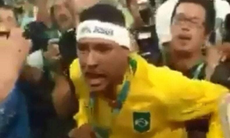 Conflito com torcedores no Maracanã - Vídeos divulgados após o ouro olímpico no Maracanã mostram Neymar xingando torcedores que estavam no estádio. O jogador precisou ser contido por seguranças após "ir para cima" dos fãs na arquibancada.  