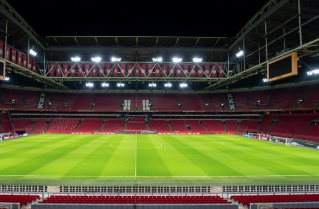 Ligas como a da Holanda (na foto, o estádio do Ajax), Chipre e Luxemburgo tiveram suas respectivas competições encerradas sem campeões ou rebaixados declarados. 