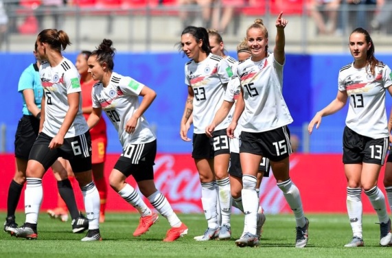 A Eurocopa feminina, prevista para 2021, foi transferida para o ano de 2022.