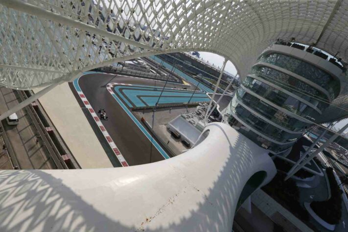Piloto italiano guiando no moderno circuito de Abu Dhabi.