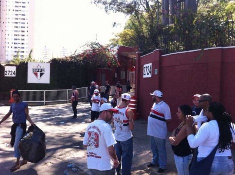 2016 - Vindo de eliminações precoces no Paulistão e Copa do Brasil, o São Paulo estava pressionado pela torcida. Até que em agosto, cerca de 500 torcedores invadiram o CT da Barra Funda e agrediram os jogadores Michel Bastos, Wesley e Carlinhos. 