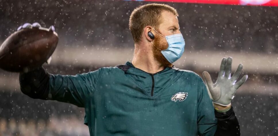 Carson Wentz - Mais um QB que ficou longe de atingir as expectativas em 2020. Wentz  termina o ano sendo reserva de Jalen Hurts, novato draftado na segunda rodada neste ano. Lidera a NFL em interceptação com 15 sofridas.