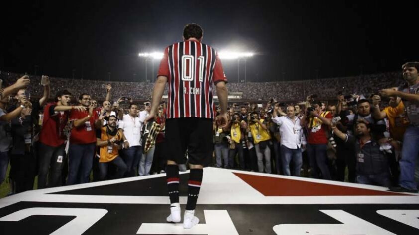 2015 - O final do ano ainda reservou a despedida do ídolo Rogério Ceni, que anunciou sua aposentadoria. Com grande festa no Morumbi, o São Paulo realizou um amistoso para homenagear o Mito.