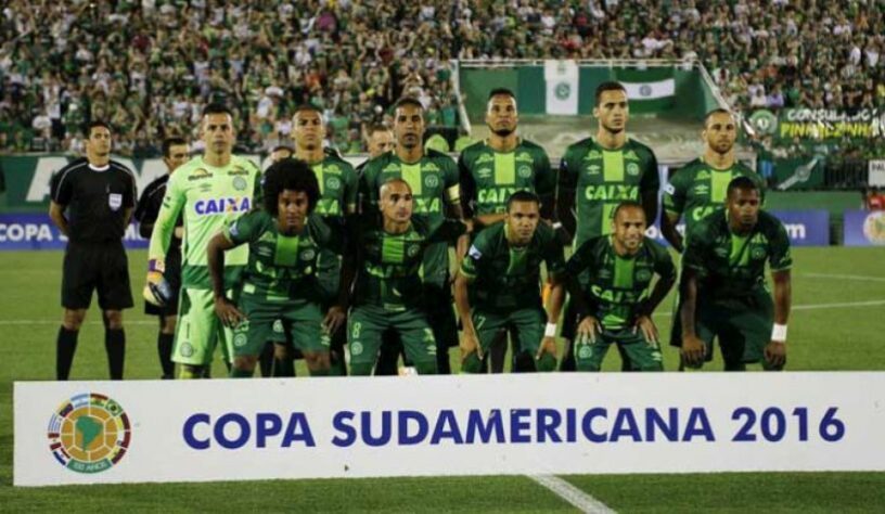 A Chapecoense também entra nesta lista. A equipe de Santa Catarina chegou à final da Copa Sul-Americana de 2016 após fazer uma histórica campanha e eliminar Independiente, Junior Barranquilla e San Lorenzo. A decisão contra o Atlético Nacional, no entanto, nunca chegou a acontecer por conta do trágico acidente aéreo que matou 71 pessoas – o time colombiano abriu mão do título como forma de solidariedade.