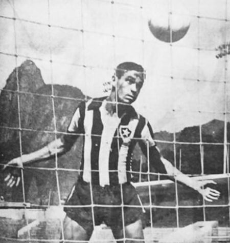 Décimo maior artilheiro da história do Botafogo e lenda no futebol italiano, onde foi ídolo na Roma, DINO DA COSTA morreu no dia 10 de novembro, aos 89 anos, em Verona. O ex-atacante foi o primeiro brasileiro artilheiro do Campeonato Italiana e também se naturalizou para jogar pela Azzurra.
