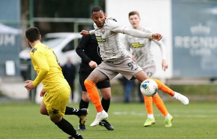 FERNANDO - O atacante Fernando estreou pelo Palmeiras aos 18 anos, em 2017. Com apenas dois jogos pelo time principal do Alviverde, foi vendido ao Shakhtar Donetsk, clube que atua desde então. Ele tem 22 anos e o vínculo com o clube se estende até o meio de 2024.