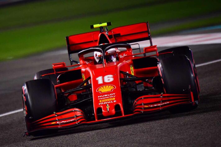 Charles Leclerc levou a Ferrari ao Q3, mas teve de pagar punição. 