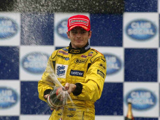 Difícil resumir os acontecimentos dessa corrida, cuja chuva exigiu bastante dos pilotos. Rubens Barrichello, acostumado com o traçado da pista, logo se destacou e abriu vantagem na liderança. Mas uma trapalhada da Ferrari fez com que o carro do brasileiro ficasse sem gasolina e parasse no meio da prova. Com o brasileiro fora, Kimi Raikkonen assumiu a liderança. Na volta 54, Giancarlo Fisichella tomou a ponta da corrida. Na sequência, um grave acidente fez a prova ser encerrada, mas uma indefinição de regulamento fez com que Raikkonen fosse declarado vencedor da prova. Revisada posteriormente, a decisão foi alterada e Fisichella foi declarado vencedor, mas só ergueu o troféu duas semanas depois, em Ímola. E o terceiro colocado da prova, Fernando Alonso, não subiu no pódio pois estava sendo atendido no hospital. 