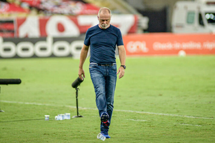 DEMITIDO - Mano Menezes não é mais técnico do Bahia. O clube decidiu demitir o treinador, neste domingo, após derrota por 4 a 3 diante do Flamengo. O treinador esteve envolvido em denúncia de injúria racial feita pelo meia Gerson sobre o meia-atacante do Bahia Índio Ramírez. Mano falou "agora virou malandragem" para Gerson após o meia relatar ter sido alvo de racismo.