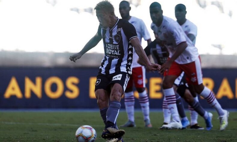 Estreia com gol - No dia 15 de março, a pandemia batia a porta do Brasil e o estádio Nilton Santos estava sem a presença do público. O japonês demorou apenas 28 minutos para marcar o seu primeiro gol com a camisa do Botafogo. De pênalti, ele balançou as redes no empate por 1 a 1 com o Bangu, pela terceira rodada da Taça Rio, segundo turno do Campeonato Carioca. 