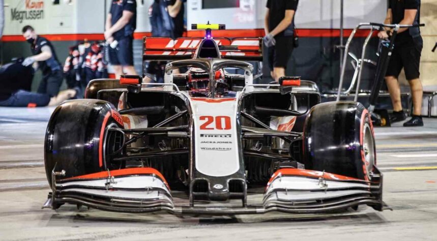 Kevin Magnussen deixa a garagem de Haas.