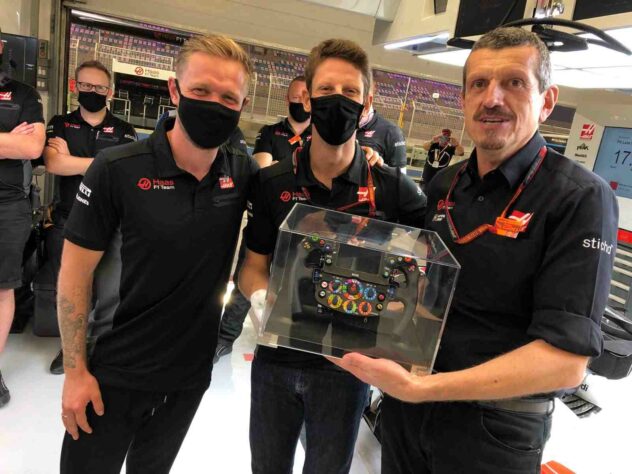 Romain Grosjean recebe volante de presente da Haas. 