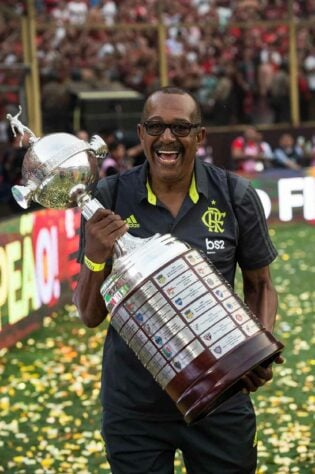 Jorge Luiz Domingos, massagista do Flamengo por 40 anos, morreu após complicações pela Covid-19, no dia 4 de maio. Jorginho tinha 68 anos e era o funcionário mais antigo do futebol rubro-negro.