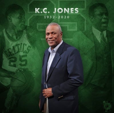 Ídolo do Boston Celtics, onde foi 12 vezes campeão da NBA, KC JONES morreu em 25 de dezembro, aos 88 anos. O astro, que foi medalhista olímpico pelos Estados Unidos em 1956 também treinador de basquete, teve complicações causadas pelo Mal de Alzheimer.